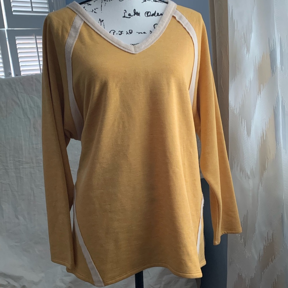 👀👀Soft & Comfy V-Neck Sweatshirt 👀Size M but is more like Large! NWT🎉